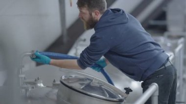 Ekipman kontrol işçi