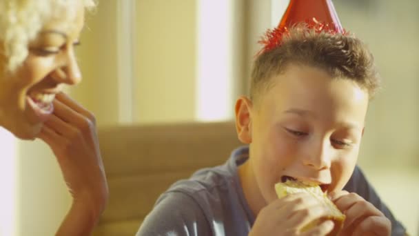 Enfants appréciant gâteau d'anniversaire — Video