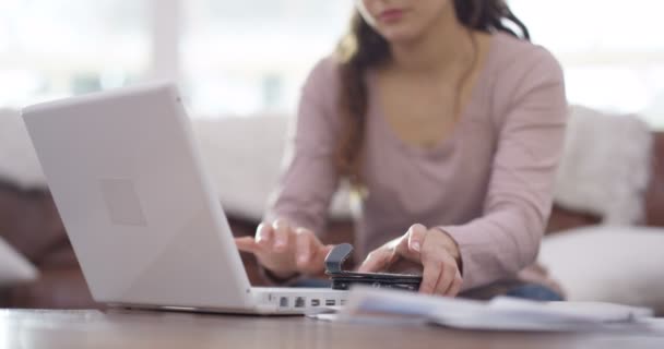 Mulher trabalhando no laptop — Vídeo de Stock