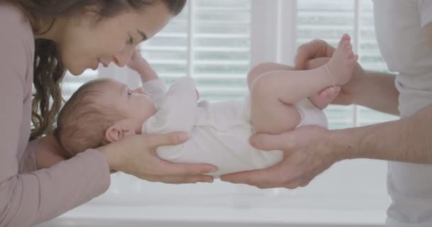 Anne baba kucağında bebek — Stok video