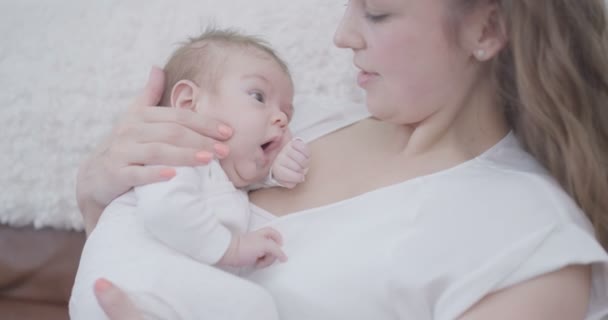 Anne kucağında bebek — Stok video