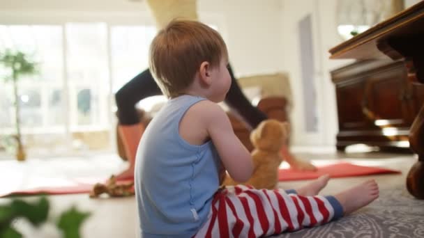 Mutter macht Yoga mit Sohn — Stockvideo