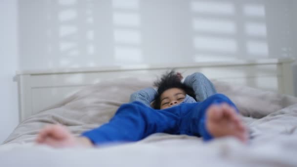 Pequeño niño acostado en la cama — Vídeos de Stock