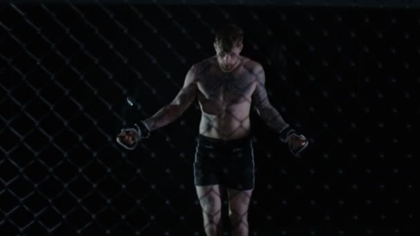 Bojovník MMA trénink s švihadlo — Stock video