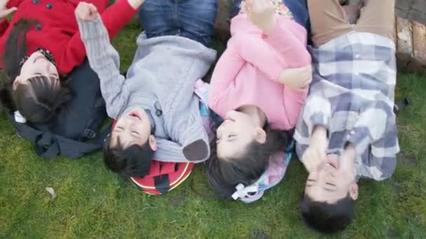 Enfants allongés sur leurs sacs à dos — Video