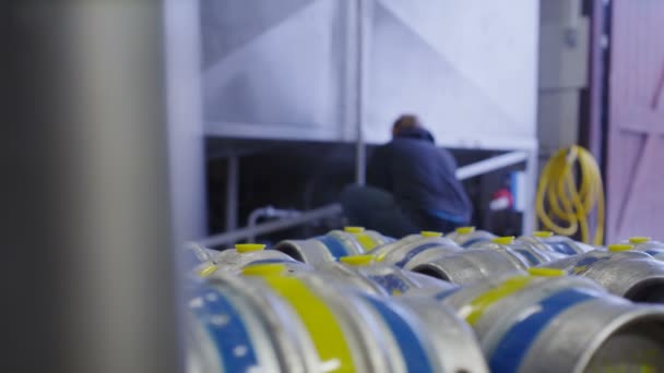 Trabajador preparando barriles de cerveza — Vídeos de Stock