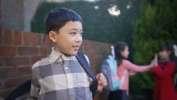 Улыбающийся мальчик с рюкзаком — стоковое видео