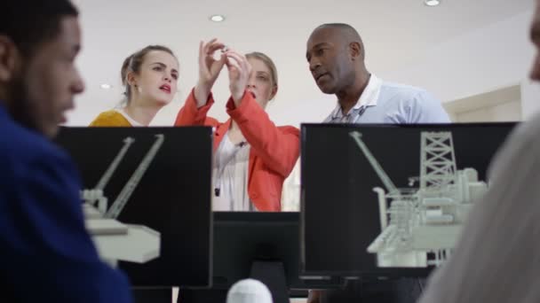 Beheerteam kijken naar onderdelen — Stockvideo