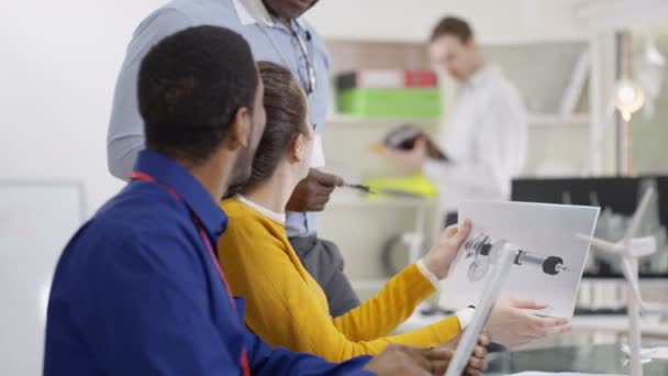 Ingeniero de investigación que trabaja con colegas — Vídeos de Stock