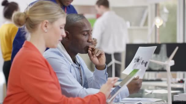 Onderzoek ingenieur werken met collega 's — Stockvideo