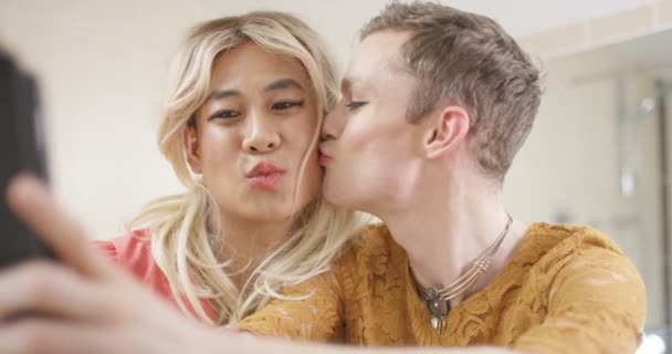 Пара геев позирует для селфи — стоковое видео