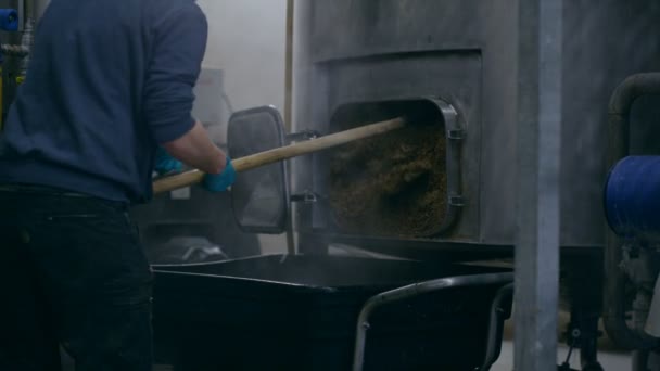 Arbeiter entfernen Brei — Stockvideo