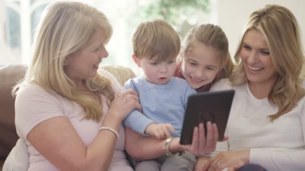 Familia mirando tableta ordenador — Vídeo de stock