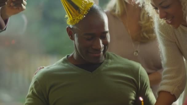 Muž slaví narozeniny — Stock video