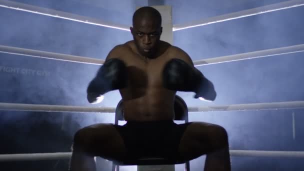 Luchador se sienta en la esquina del anillo — Vídeos de Stock