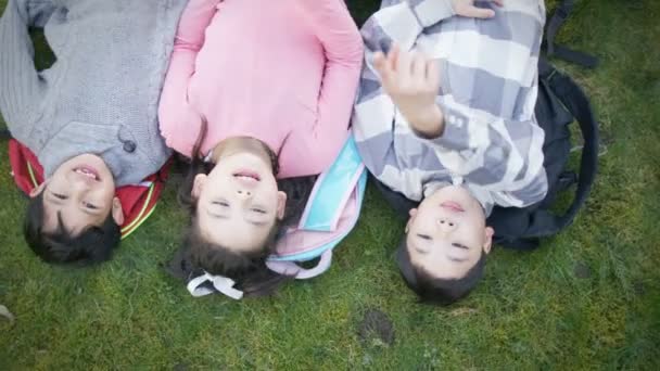 Niños acostados en sus mochilas — Vídeos de Stock