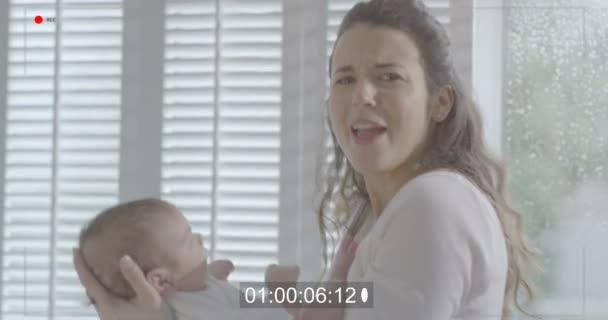 Мать держит ребенка — стоковое видео
