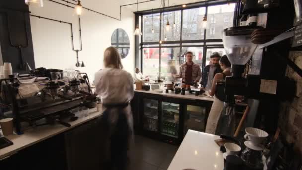 Сотрудники, обслуживающие клиентов в кафе — стоковое видео