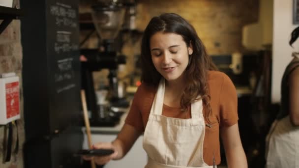 Travailleur de café servant le client — Video