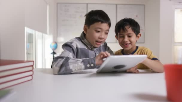 Niños pequeños que trabajan en la tableta del ordenador — Vídeos de Stock