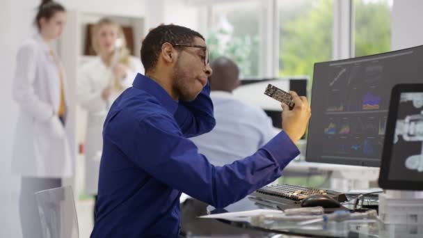 ingénieurs analysant les données techniques 