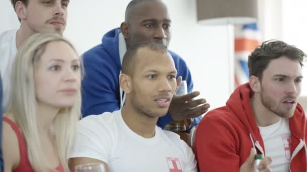 Amigos assistindo jogo de esportes na TV — Vídeo de Stock