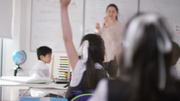 enfants en classe à l'écoute de l'enseignant 