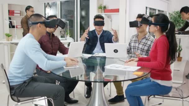 Programmierer probieren Virtual-Reality-Zuschauer aus — Stockvideo