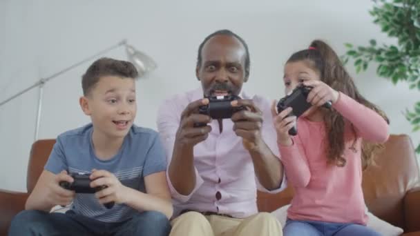 Morfar försöker spela TV-spel — Stockvideo