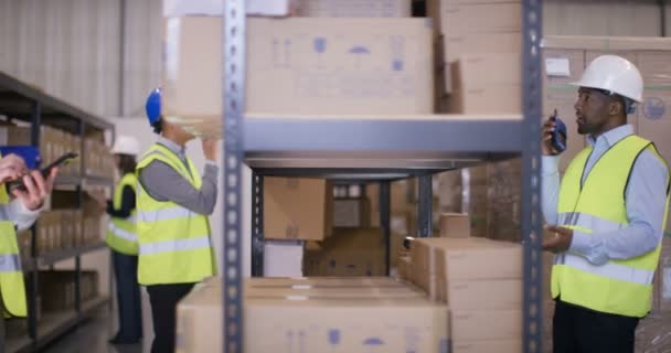 travailleurs préparant des marchandises pour l'expédition 