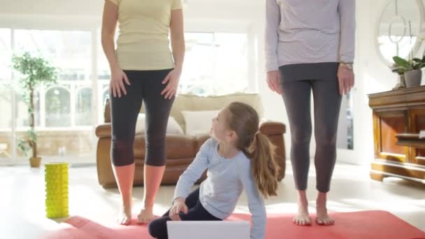 Familia seguir un yoga — Vídeo de stock