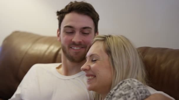 Casal relaxante em casa — Vídeo de Stock