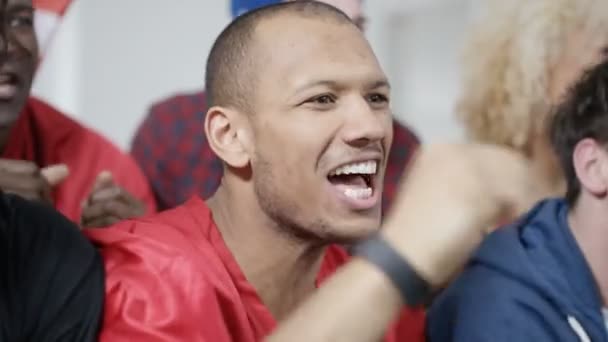 Amigos assistindo jogo de futebol americano — Vídeo de Stock