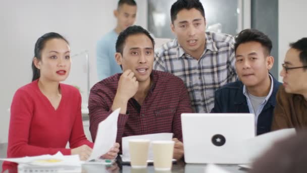 Unternehmensgruppe schaut auf Laptop — Stockvideo