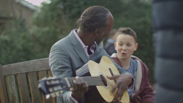 Abuelo toca la guitarra para nieto — Vídeo de stock