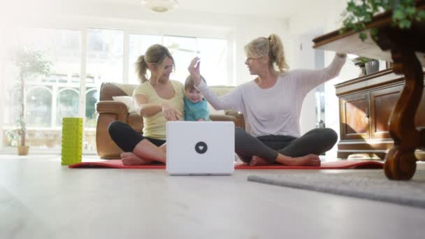 Keluarga mengikuti yoga — Stok Video