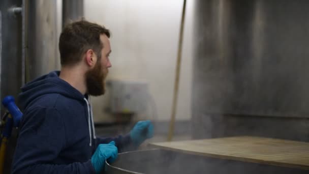 A berendezések ellenőrzése Worker — Stock videók