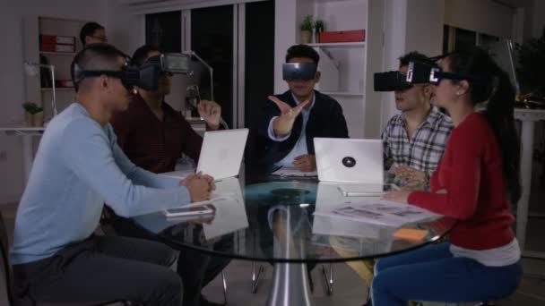 Programadores probando televidentes de realidad virtual — Vídeo de stock