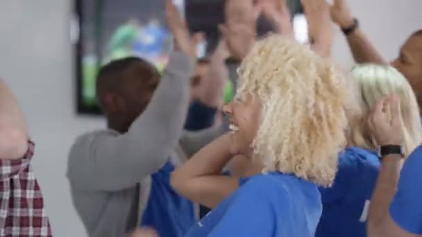 Amigos assistindo jogo de esportes na TV — Vídeo de Stock