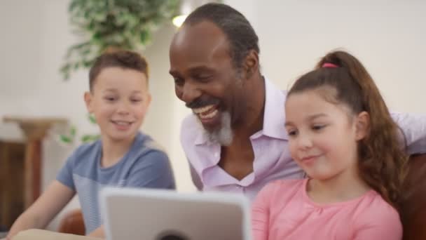 Grand-père et petits-enfants prenant selfie — Video