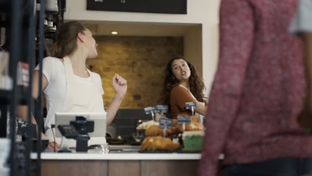 Trabajador que atiende a un cliente en tienda — Vídeo de stock