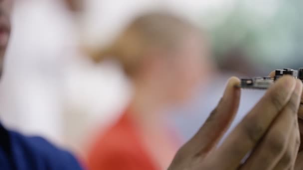 ingénieur tenant composant électrique  