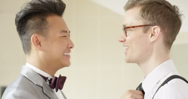 Gay çift düğün için hazırlanıyor — Stok video
