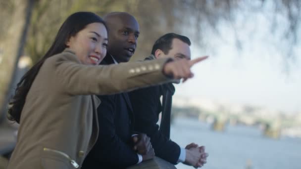 Grupo de negocios hablando al aire libre — Vídeo de stock