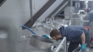 Ekipman kontrol işçi