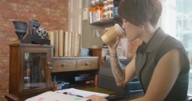 müşteriden ödeme alarak Kuaför 