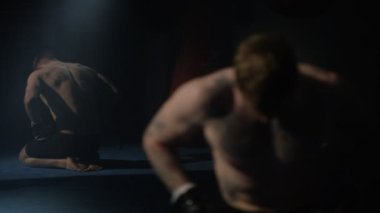 savaşçı bir egzersiz sırasında dinlenme