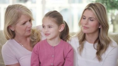 Güzel gülümseyen aile