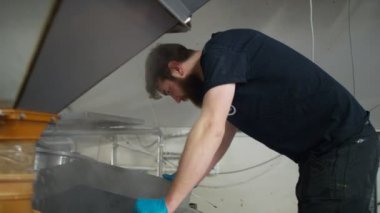 Bir tank kontrol işçi