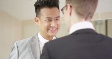 Çift düğün günü için hazırlanıyor